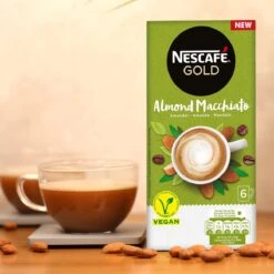 Nescafé Gold Almond Macchiato Oploskoffie - 6 Doosjes à 6 Zakjes -Koffie/Drankjes Winkel 1200x1200 24
